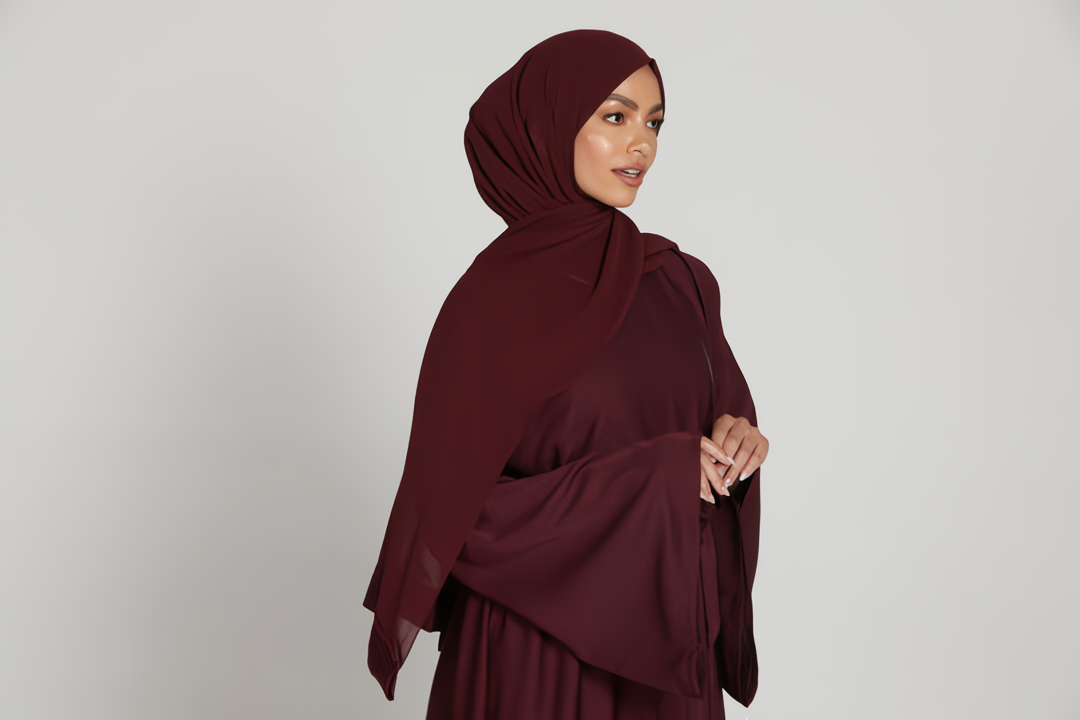 Zoom-in on belt design of maroon abaya with long sleeves, stylish modest wear abaya for women in Pakistan