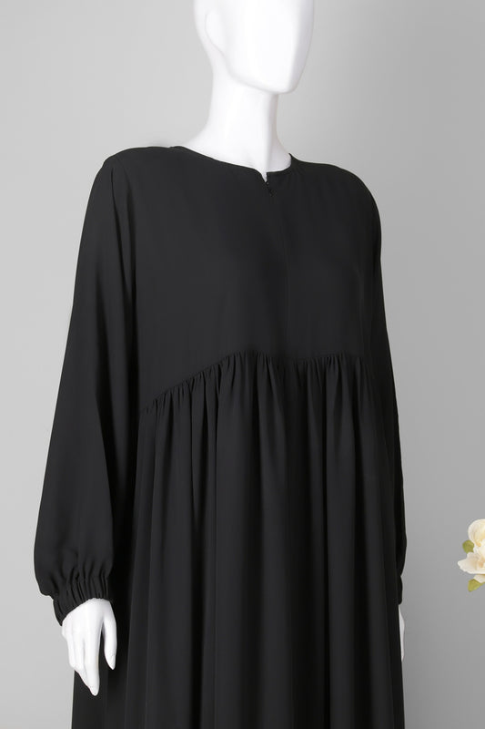 Close-up view of zip and elastic sleeve design on front chun abaya, modern modest abaya for women, online shopping Pakistan