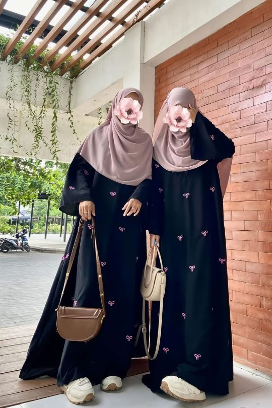 Side angle of Trendy Bow Maxi Abaya showcasing flowy nida fabric and modern bow detailing for women’s abaya fashion